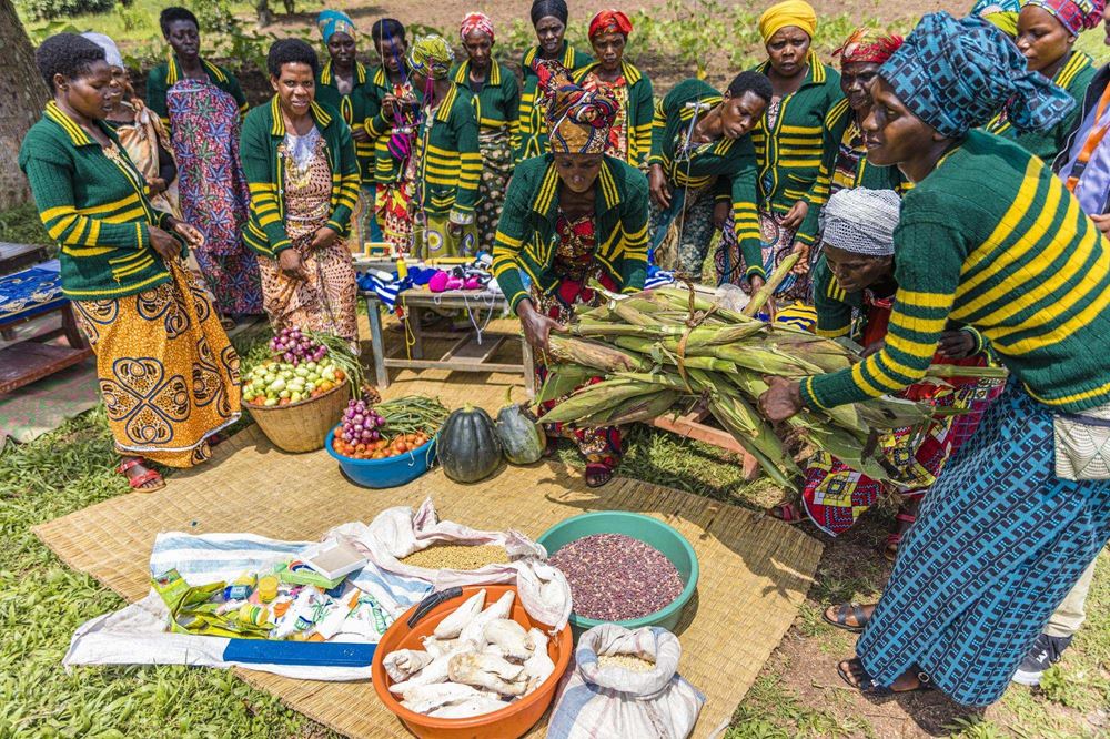 Victoria und die anderen Frauen ihrer Selbsthilfegruppe bei der gemeinsamen Ernte (Quelle: Martin Bondzio/Kindernothilfe) Victoria und die anderen Frauen ihrer Selbsthilfegruppe bei der gemeinsamen Ernte (Quelle: Martin Bondzio/Kindernothilfe)