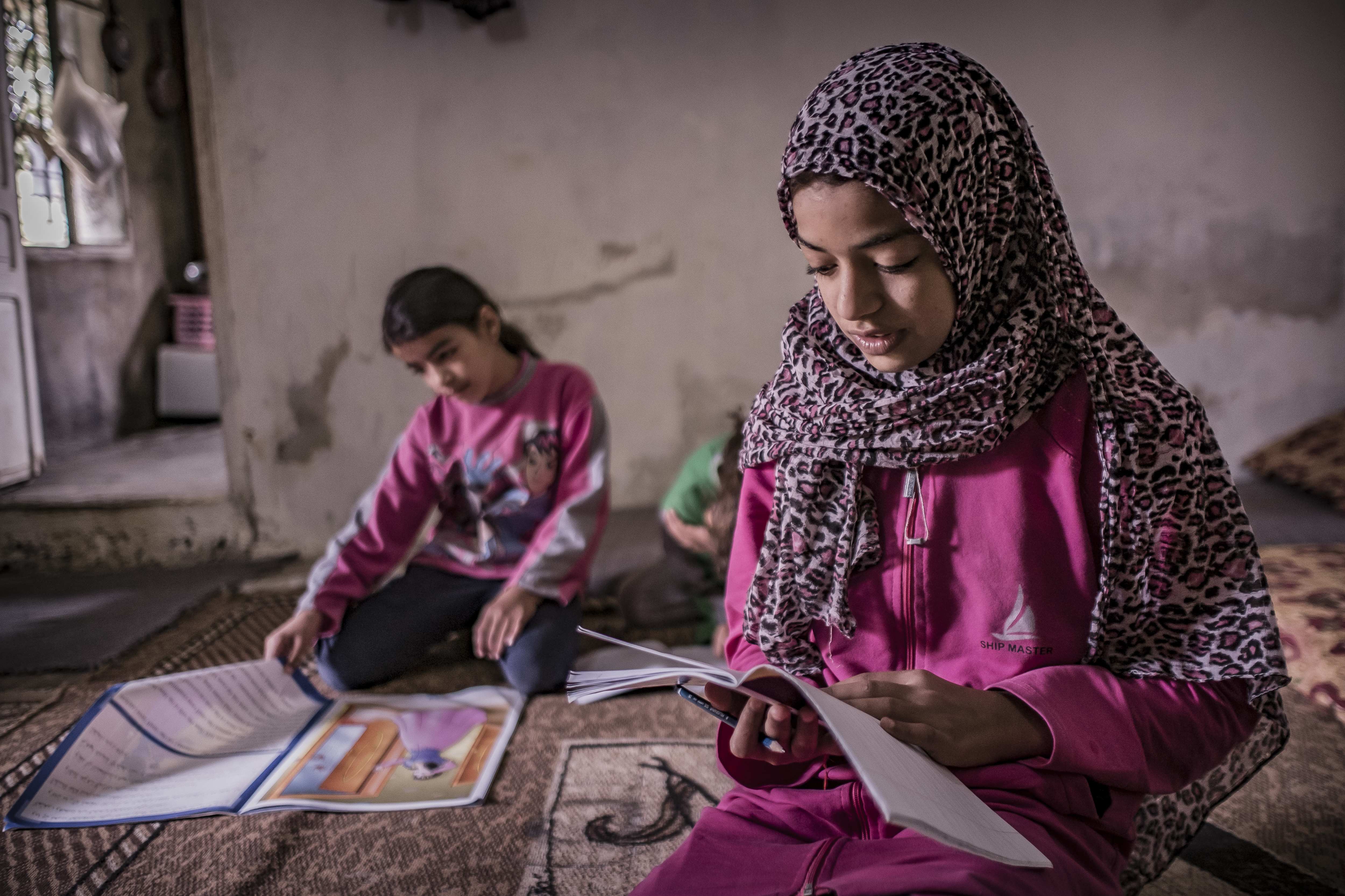 WAZ KNH Libanon - Weihnachts-Spendenaktion 2015; - Pseudonym des Mädchens: Shireen; (mit Kopftuch) - Hausbesuch bei Flüchtlingsfamilie 6 Wiedersehen mit Shireen, einem Flüchtlingsmädchen das die WAZ und KNH schon letztes Jahr besuchte,  Donnerstag 22.10.2015 in Barouk. Foto: Jakob Studnar /  FUNKE Foto Services