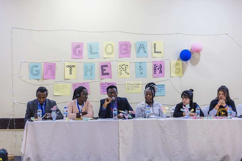 Links auf dem Podium: Regierungsvertreter Patrick Kananga (Quelle: Jakob Studnar) Links auf dem Podium: Regierungsvertreter Patrick Kananga (Quelle: Jakob Studnar)