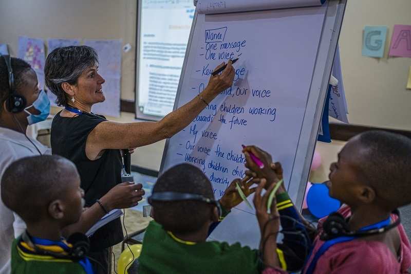 Kinderrechtsberaterin Clare O'Kane schreibt die Aussagen der Kinder auf eine Flipchart (Quelle: Martin Bondzio) Kinderrechtsberaterin Clare O'Kane schreibt die Aussagen der Kinder auf eine Flipchart (Quelle: Martin Bondzio)