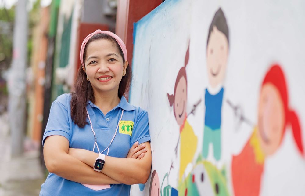 Projektleiterin Susan Biteng lehnt an der angemalten Mauer vor ihrem Büro (Foto: Jakob Studnar) Projektleiterin Susan Biteng lehnt an der angemalten Mauer vor ihrem Büro (Foto: Jakob Studnar)