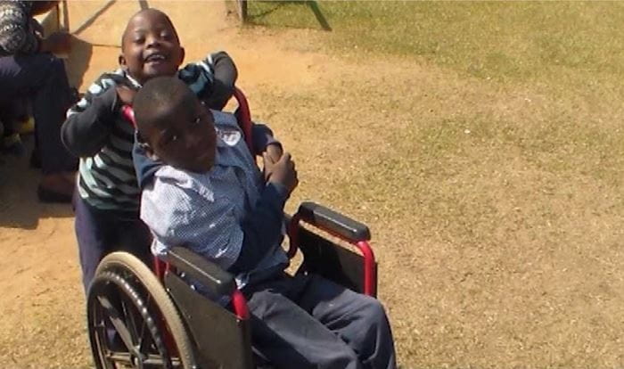 Durch Rollstühle und Gehhilfen haben die Kinder die Chance am Alltag teilnehmen (Foto: Kindernothilfepartner) 