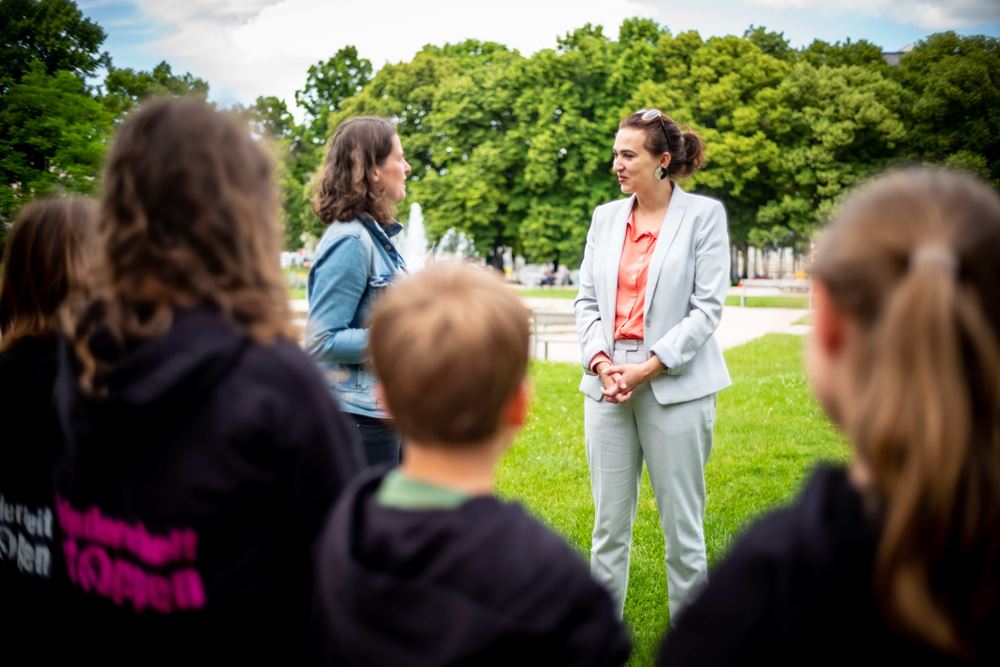 Justizministerin Zadić empfängt unsere Delegation vom Bündnis "Kinderarbeit stoppen" (Foto: Christopher Glanzl) Justizministerin Zadić empfängt unsere Delegation vom Bündnis "Kinderarbeit stoppen" (Foto: Christopher Glanzl)