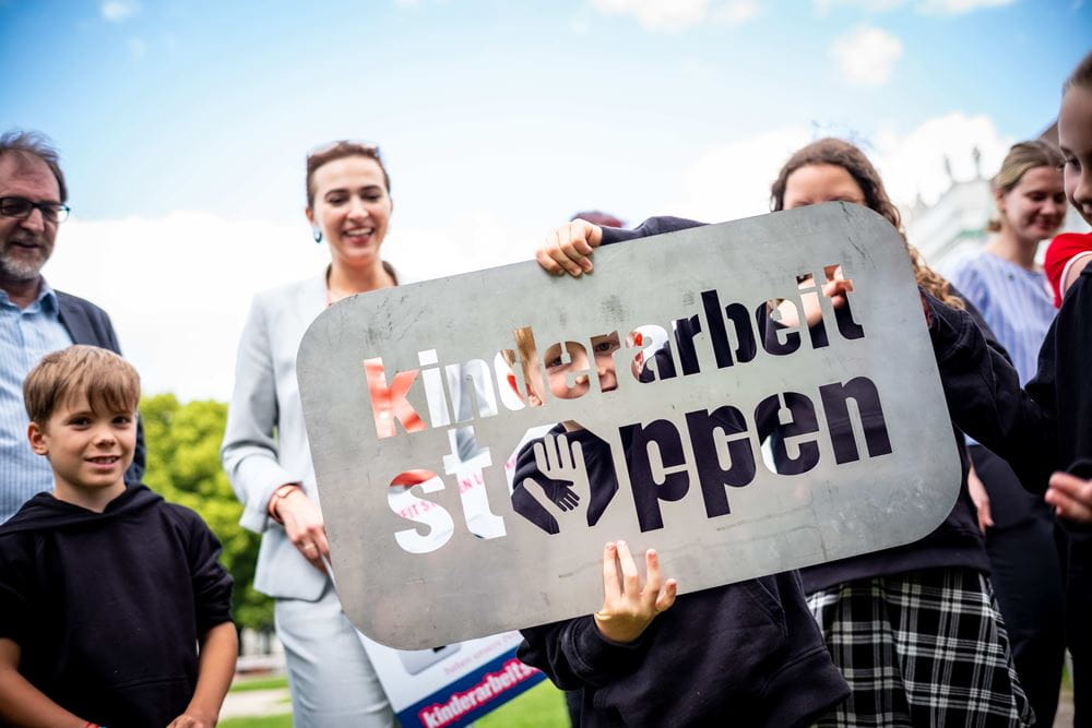 Justizministerin Zadić empfängt unsere Delegation vom Bündnis "Kinderarbeit stoppen" (Foto: Christopher Glanzl) Justizministerin Zadić empfängt unsere Delegation vom Bündnis "Kinderarbeit stoppen" (Foto: Christopher Glanzl)