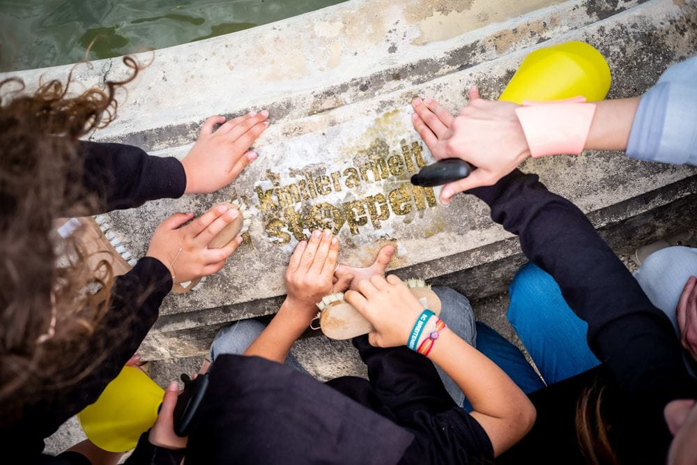 Wir schrubbten gemeinsam Reverse Graffitis gegen Kinderarbeit (Foto: Christopher Glanzl) Wir schrubbten gemeinsam Reverse Graffitis gegen Kinderarbeit (Foto: Christopher Glanzl)