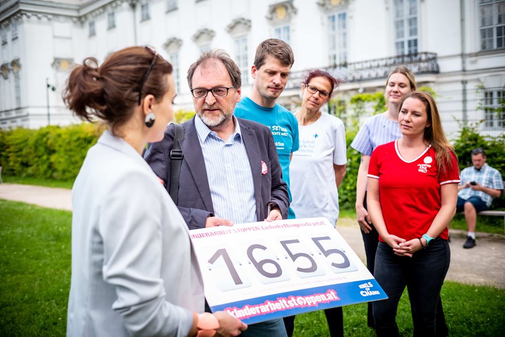 Übergabe der Petition für ein starkes Lieferkettengesetz und gegen Kinderarbeit (Foto: Christopher Glanzl Übergabe der Petition für ein starkes Lieferkettengesetz und gegen Kinderarbeit (Foto: Christopher Glanzl