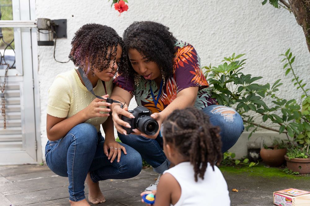 Thais Alvarenga, Leiterin des Fotoworkshops, erklärt Hasa, mit welcher Einstellung sie ihre Schwester am besten fotografieren kann (Quelle: Christian Nusch) Thais Alvarenga, Leiterin des Fotoworkshops, erklärt Hasa, mit welcher Einstellung sie ihre Schwester am besten fotografieren kann (Quelle: Christian Nusch)