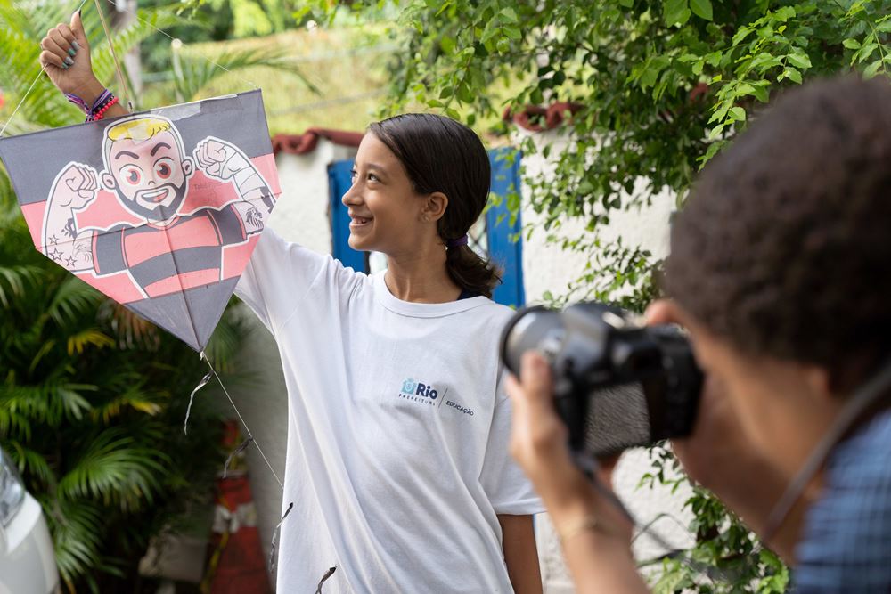 Millena, Teilnehmerin des Fotoworkshops, hält einen Drachen hoch, auf dem ein tätowierter Mann seine Fäuste ballt (Quelle: Christian Nusch) Millena, Teilnehmerin des Fotoworkshops, hält einen Drachen hoch, auf dem ein tätowierter Mann seine Fäuste ballt (Quelle: Christian Nusch)