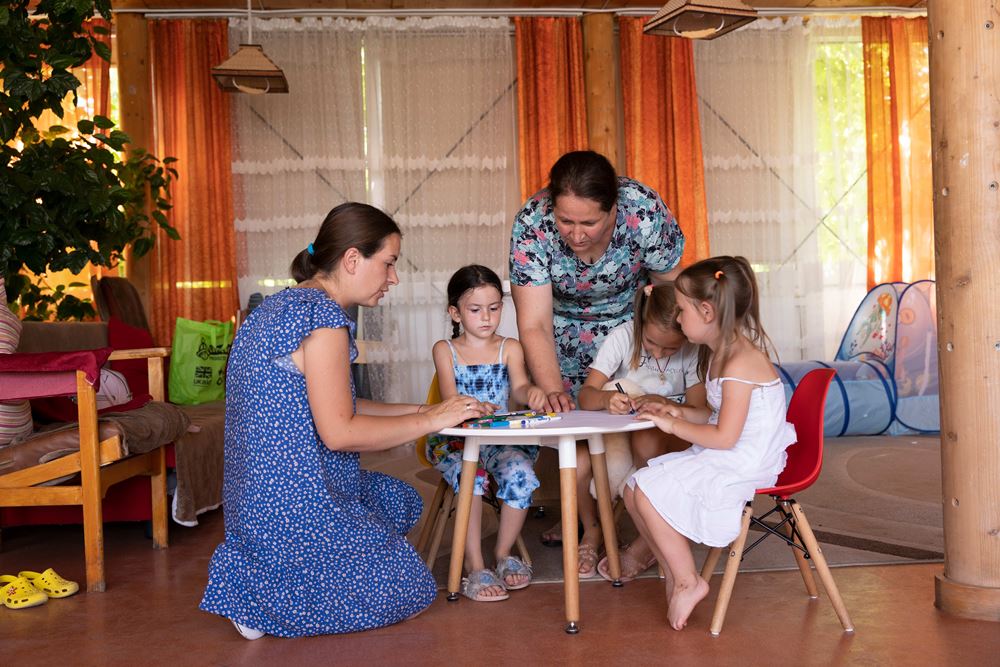 Veronika Mocan, Projektleiterin des Multifunktionszentrums von CONCORDIA Sozialprojekte in Tudora/Moldau kümmert sich liebevoll um die Kinder und ihre Mütter (Foto: CONCORDIA Sozialprojekte Österreich)