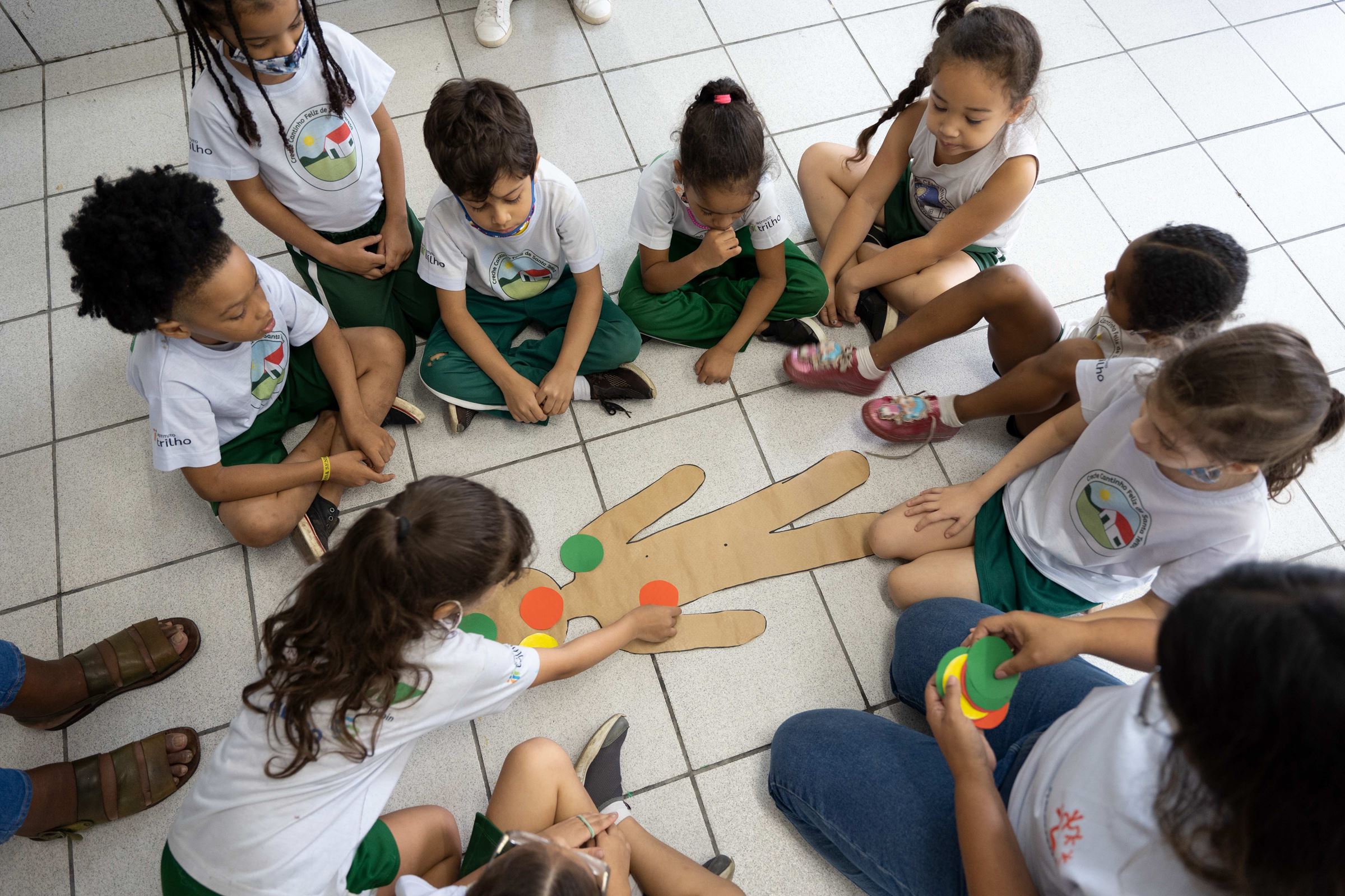 Die Kinder verteilen Punkte auf die Körperteile, die andere anfassen dürfen oder eben auch nicht (Quelle: Christian Nusch) Die Kinder verteilen Punkte auf die Körperteile, die andere anfassen dürfen oder eben auch nicht (Quelle: Christian Nusch)