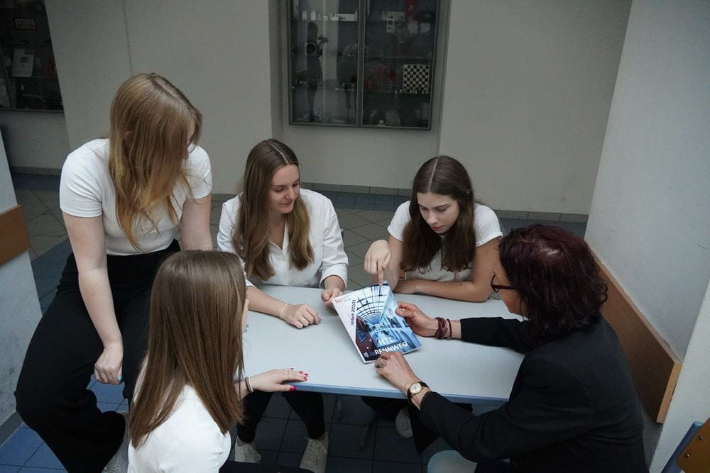 Endlich gibt es auch an der Wiener HTL Rennweg auch ein Jahrbuch (Foto: Kindernothilfe Österreich) Endlich gibt es auch an der Wiener HTL Rennweg auch ein Jahrbuch (Foto: Kindernothilfe Österreich)