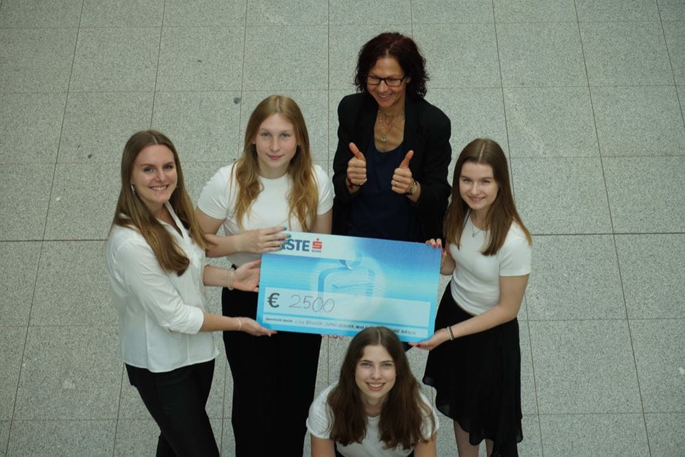 Die vier engagierten Schülerinnen können sehr stolz auf ihre Arbeit sein (Foto: Kindernothilfe Österreich)