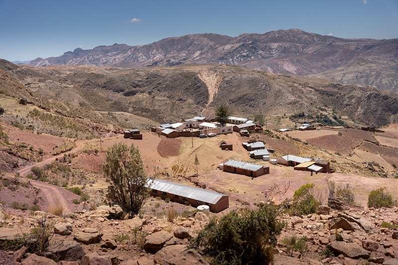 Ein Dorf mit Schule in einer sehr kargen Andenlandschaft (Quelle: Christian Nusch) Ein Dorf mit Schule in einer sehr kargen Andenlandschaft (Quelle: Christian Nusch)