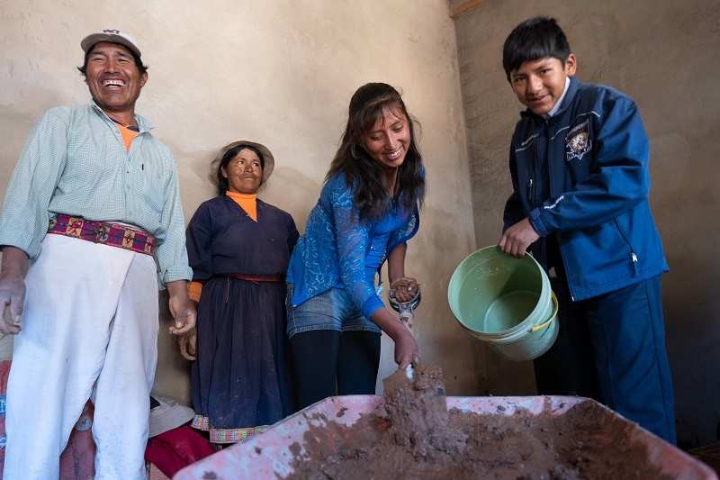 Zwei Jugendliche zeigen Erwachsenen, wie man holzsparende Öfen baut (Quelle: Christian Nusch) Zwei Jugendliche zeigen Erwachsenen, wie man holzsparende Öfen baut (Quelle: Christian Nusch)
