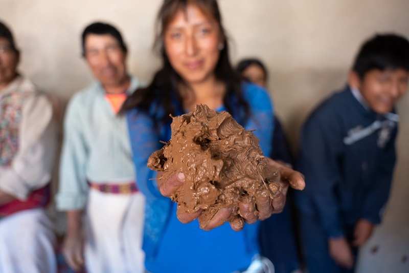 Eduarda hält einen Lehmklumpen in die Kamera (Quelle: Christian Nusch) Eduarda hält einen Lehmklumpen in die Kamera (Quelle: Christian Nusch)