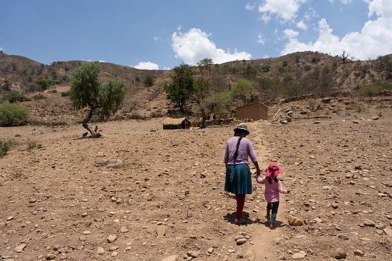 Wayra geht mit ihrer Mutter durch eine ausgedörrte Landschaft zu ihrem neuen Haus (Quelle: Christian Nusch) Wayra geht mit ihrer Mutter durch eine ausgedörrte Landschaft zu ihrem neuen Haus (Quelle: Christian Nusch)