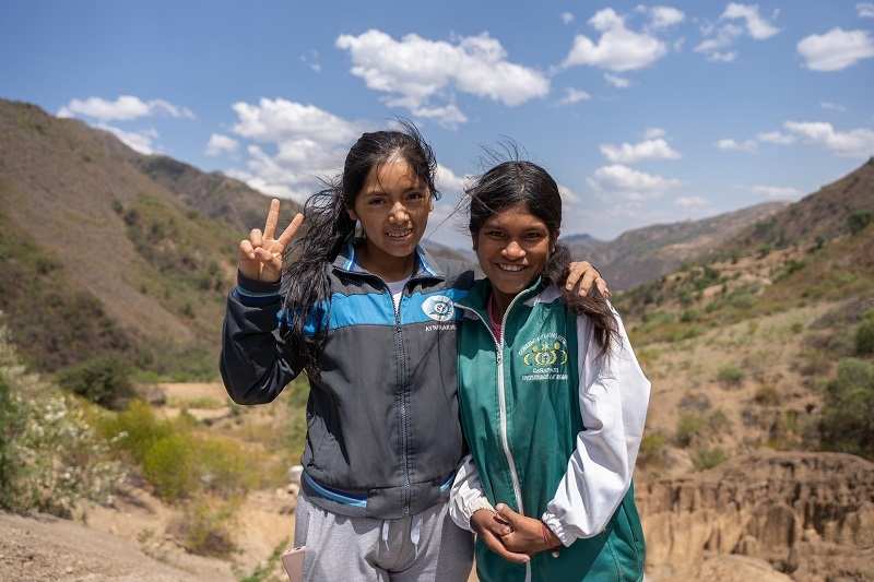 Wayras Schwester Amancaya mit Soledad Saigua Puma, der Koordinatorin des Kindernothilfepartners Ayninakuna, vor einer Berglandschaft (Quelle: Christian Nusch) Wayras Schwester Amancaya mit Soledad Saigua Puma, der Koordinatorin des Kindernothilfepartners Ayninakuna, vor einer Berglandschaft (Quelle: Christian Nusch)