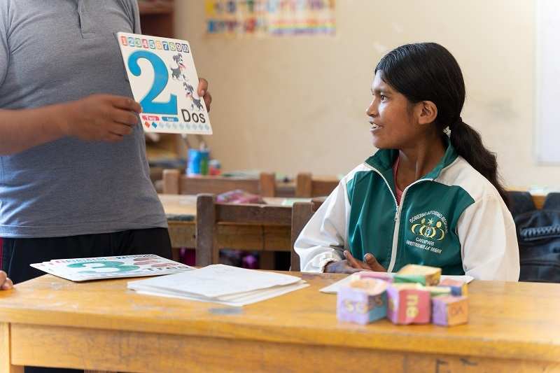 Ein Lehrer hält ein Schild mit einer großen 2 für eine Schülerin hoch (Quelle: Christian Nusch) Ein Lehrer hält ein Schild mit einer großen 2 für eine Schülerin hoch (Quelle: Christian Nusch)