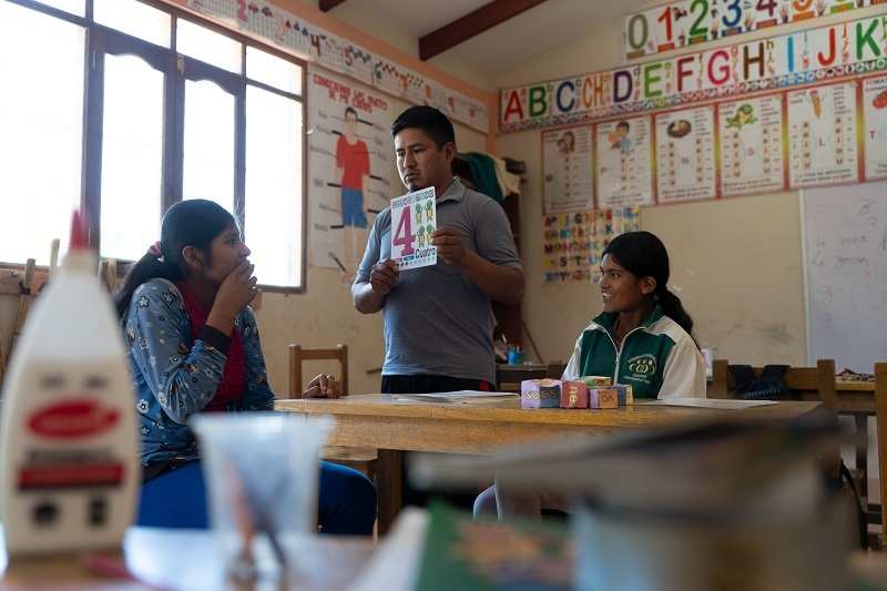 Ein Lehrer bringt zwei Schülerinnen die Zahlen bei (Quelle: Christian Nusch) Ein Lehrer bringt zwei Schülerinnen die Zahlen bei (Quelle: Christian Nusch)