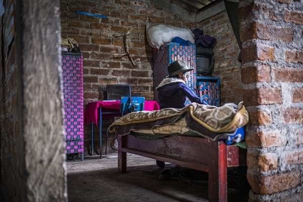 Ein Mädchen sitzt auf dem Bett in seinem Zimmer (Quelle: Martin Bondzio) Ein Mädchen sitzt auf dem Bett in seinem Zimmer (Quelle: Martin Bondzio)