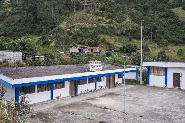 Ein einstöckiges Schulgebäude mit einem Schulhof davor (Quelle: Martin Bondzio) Ein einstöckiges Schulgebäude mit einem Schulhof davor (Quelle: Martin Bondzio)