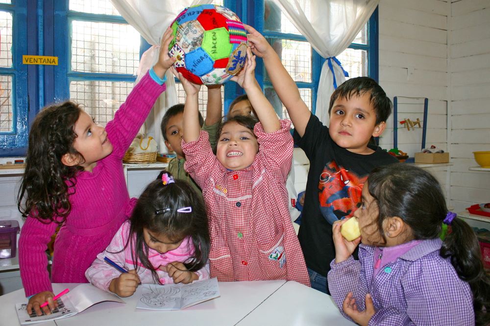 Chile: Spielerischer Zugang zu den Kinderrechten - Auf dem Ball stehen die wichtigsten Forderungen der UN-Kinderrechtskonvention, Projekt "Belén El Cobre". Foto: Jürgen Schübelin