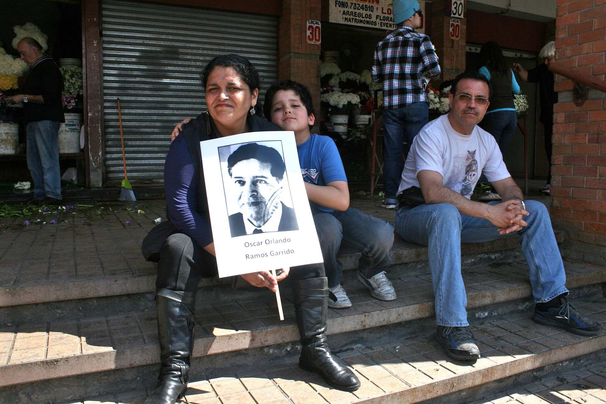 50 Jahre Militärputsch in Chile und ein Schmerz , der nie vergeht: Eine Familie nach einer Gedenkveranstaltung auf dem Zentralfriedhof von Santiago mit dem Foto eines ermordeten Angehörigen (Foto: Jürgen Schübelin)