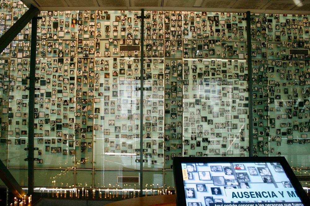 Bilderwand aus dem "Museo de la Memoria y los Derechos Humanos" in Santiago mit Fotos von Ermordeten und Verschwundenen (Foto: Jürgen Schübelin)