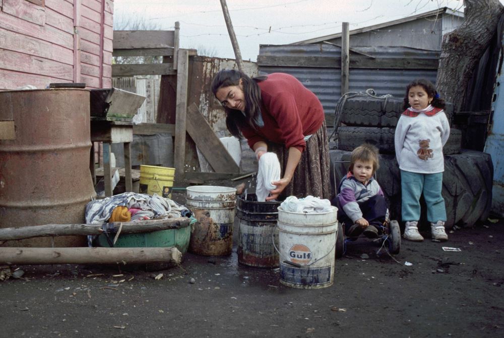 Eine Mutter mit ihren Kindern in einem Armenviertel in Concepción (1982) (Foto: Jürgen Schübelin)