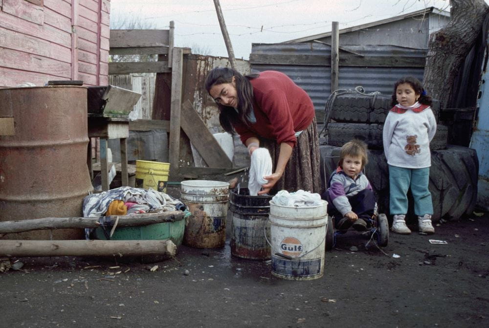 Eine Mutter mit ihren Kindern in einem Armenviertel in Concepción (1982) (Foto: Jürgen Schübelin) Eine Mutter mit ihren Kindern in einem Armenviertel in Concepción (1982) (Foto: Jürgen Schübelin)