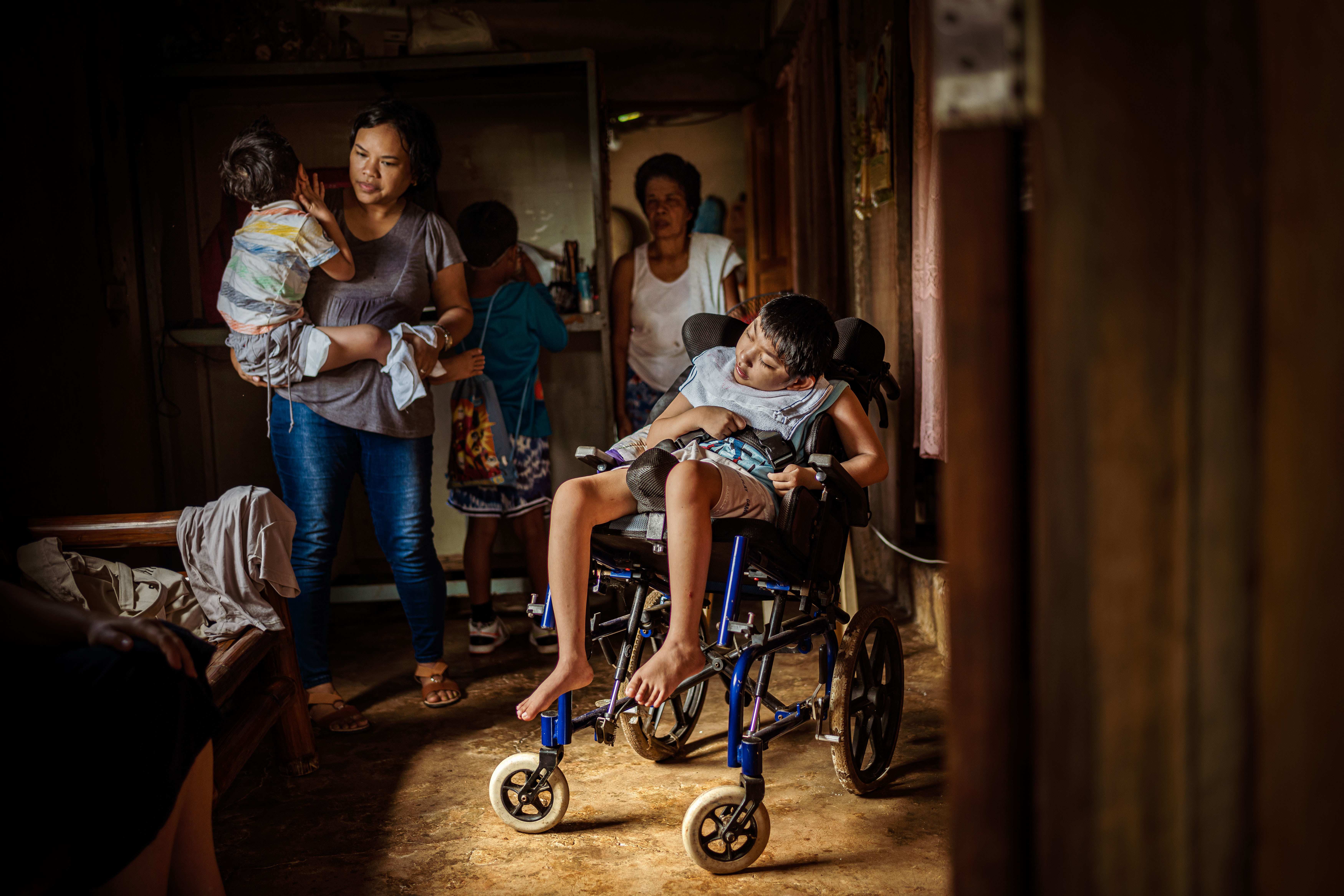 Samuels Geschwister besuchen mit ihrer Mutter den großen Bruder bei ihrer Großmutter auf der Insel Catanduanes (Foto: Jakob Studnar)