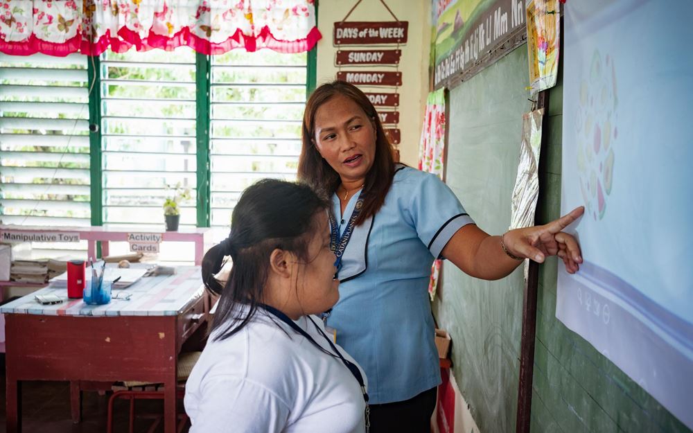 Eine Lehrerin zeigt einer Schülerin etwas an der Tafel (Quelle: Jakob Studnar) Eine Lehrerin zeigt einer Schülerin etwas an der Tafel (Quelle: Jakob Studnar)