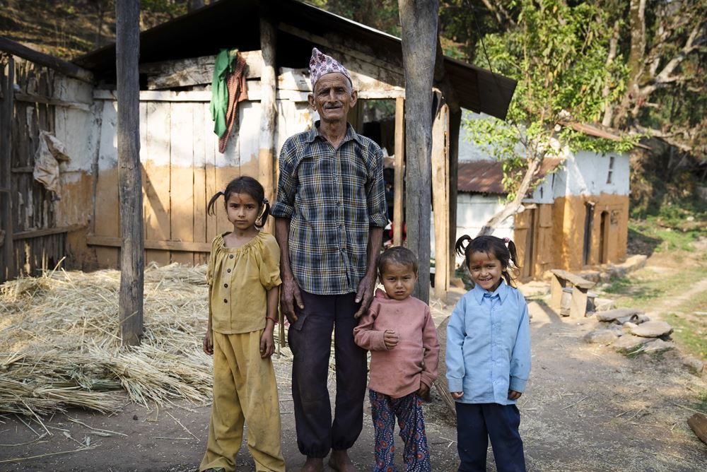 In vielen abgelegenen Dörfern Nepals braucht es dringend Leute von außen, die aufklären und erklären (Foto: Julia Brunner)