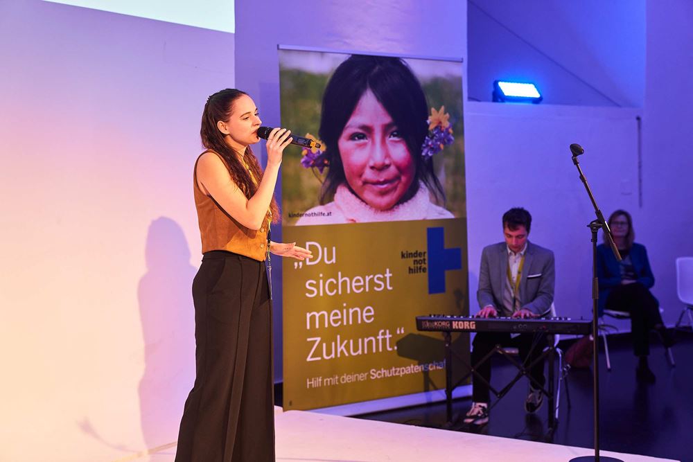 Die Linzer Kindernothilfe-Herzensprojekt-Botschafterin NEIYLA macht den Abend zu einem besonderen musikalischen Erlebnis (Foto: Andreas Zopf)