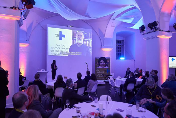 José Horacio Wood vom Kindernothilfe-Partner Fundación ANIDE mit einer Videobotschaft aus Chile (Foto: Andreas Zopf) José Horacio Wood vom Kindernothilfe-Partner Fundación ANIDE mit einer Videobotschaft aus Chile (Foto: Andreas Zopf)