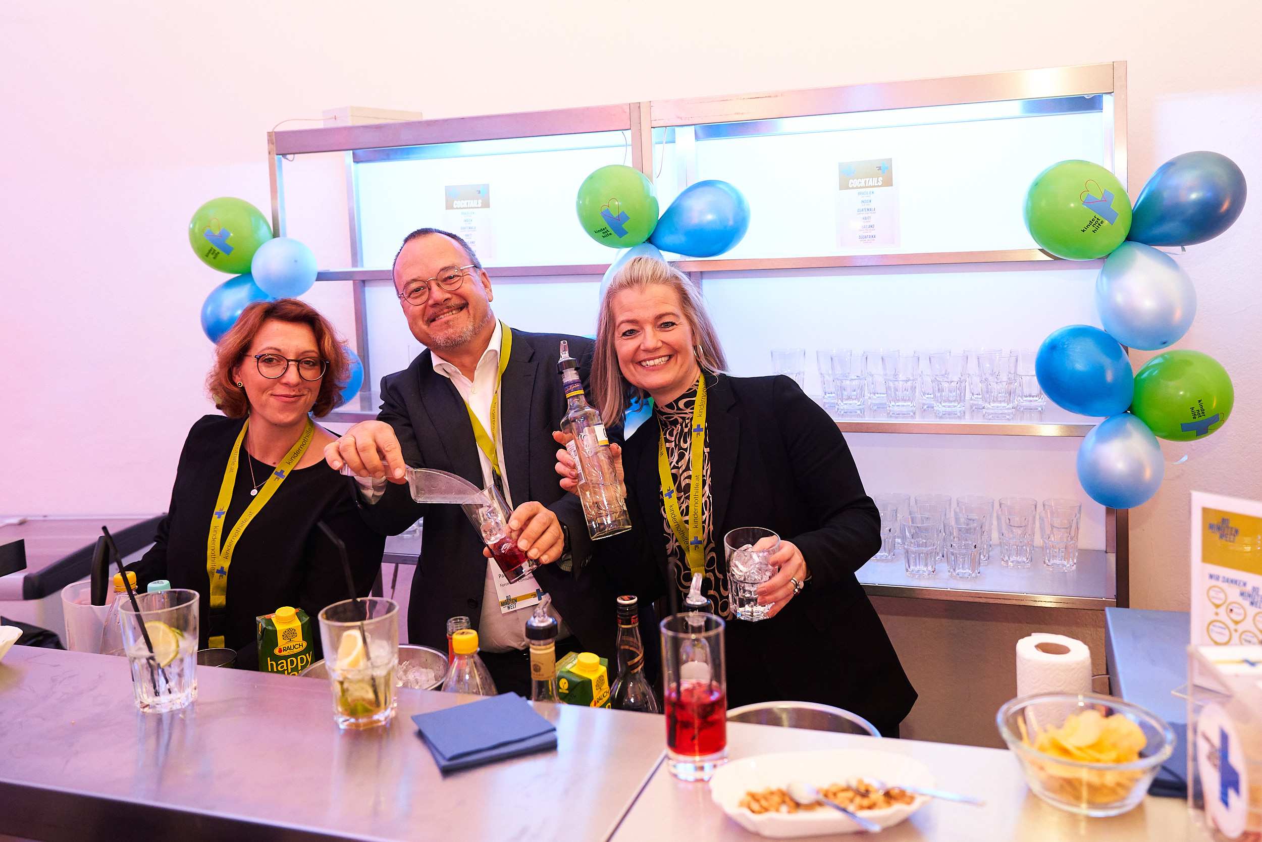 An der Kindernothilfe-Bar nahm der spannende Abend mit Cocktails aus den Projektländern einen gemütlichen Ausklang (Foto: Andreas Zopf)