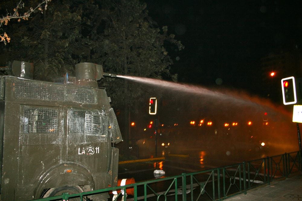 Dystopische Aussichten: Würde der vorgeschlagene Verfassungentwurf angenommen, wäre zivilgesellschaftlicher Protest in Chile zukünftig noch gefährlicher (Foto: Jürgen Schübelin) Dystopische Aussichten: Würde der vorgeschlagene Verfassungsentwurf angenommen, wäre zivilgesellschaftlicher Protest in Chile zukünftig noch gefährlicher (Foto: Jürgen Schübelin)