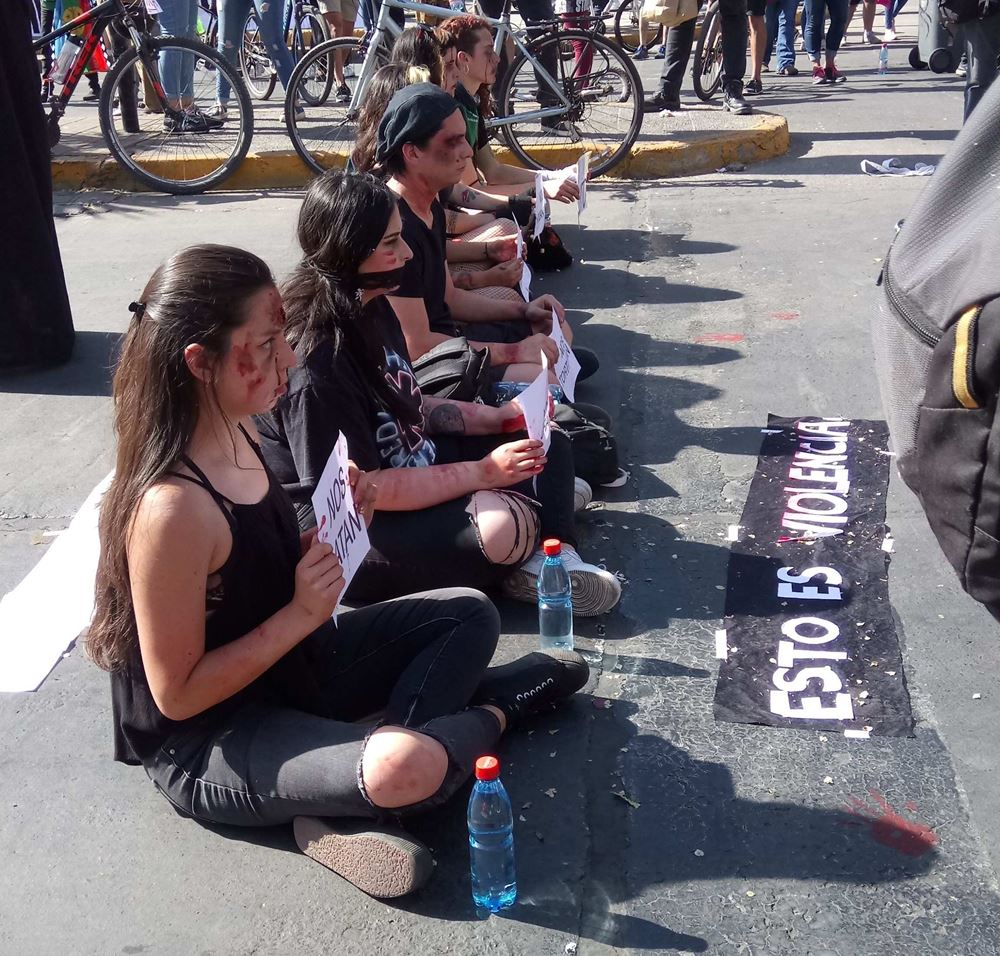 Szene aus der Zeit der Massenproteste des "Estallido Social" 2019/2020 mit der Erinnerung an die extreme Polizeigewalt: "Nos matan - Sie töten uns" (Foto: Ximena Galleguillos)