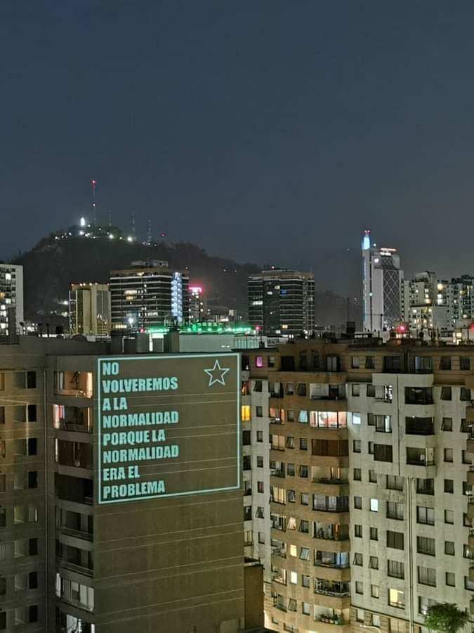 Projektion gegen eine Hauswand während der Zeit des "Estallido Soclal": Wir werden nicht zur Normalität zurückkehren, weil die Normalität das Problem ist" (Foto: Ximena Galleguillos) Projektion gegen eine Hauswand während der Zeit des "Estallido Soclal": Wir werden nicht zur Normalität zurückkehren, weil die Normalität das Problem ist" (Foto: Ximena Galleguillos)