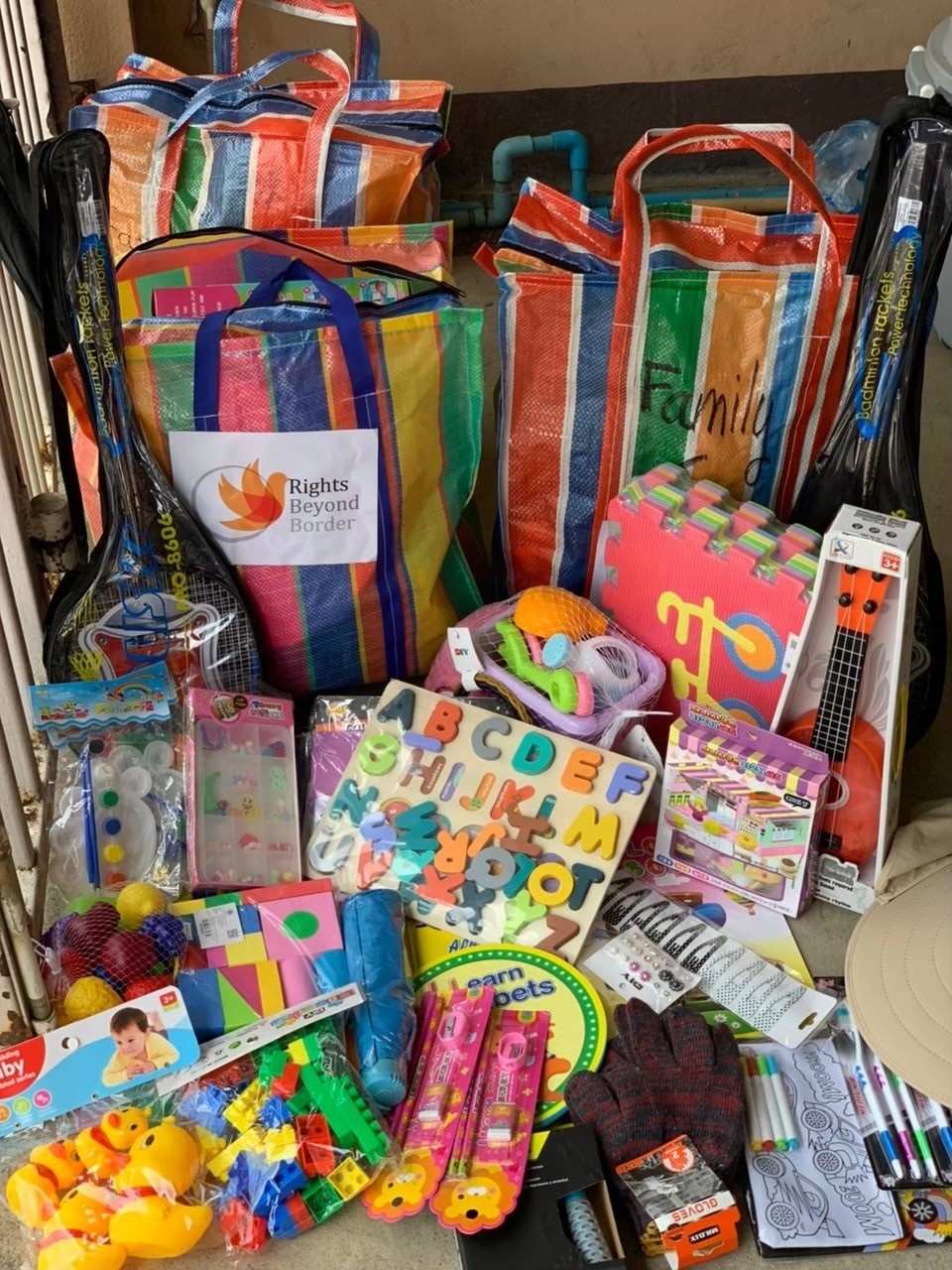 Bunt gestreifte Tüten, vor denen Spielzeuge und Lernmaterial stehen (Quelle: Kindernothilfepartner Bunt gestreifte Tüten, vor denen Spielzeuge und Lernmaterial stehen (Quelle: Kindernothilfepartner