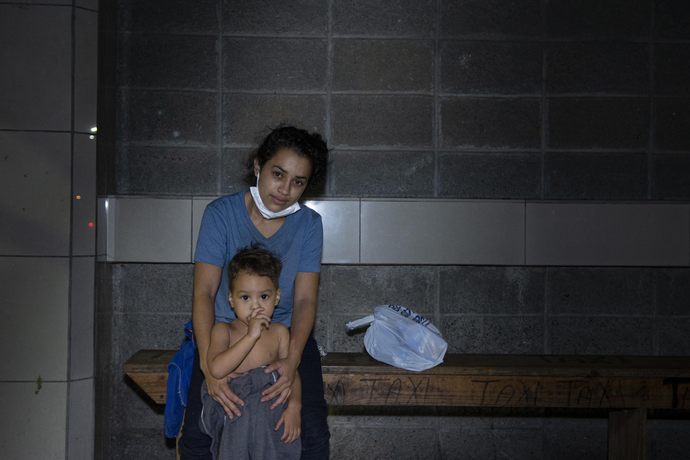 Eine Mutter und ihr Sohn in der Nacht an einer Bushaltestelle (Quelle: Christian Nusch)