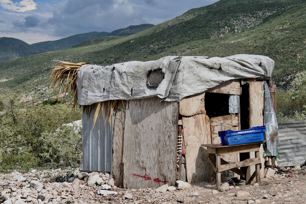 Eine sehr armelige Hütte mitten in der Landschaft (Quelle: Jürgen Schübelin) Eine sehr armelige Hütte mitten in der Landschaft (Quelle: Jürgen Schübelin)