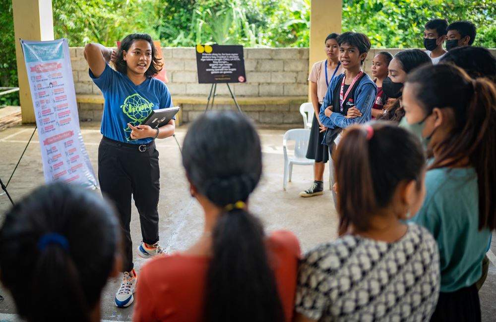 Eine Frau steht neben einer Flipchart und erklärt Jugendlichen etwas (Quelle: Jacob Studnar) Eine Frau steht neben einer Flipchart und erklärt Jugendlichen etwas (Quelle: Jacob Studnar)