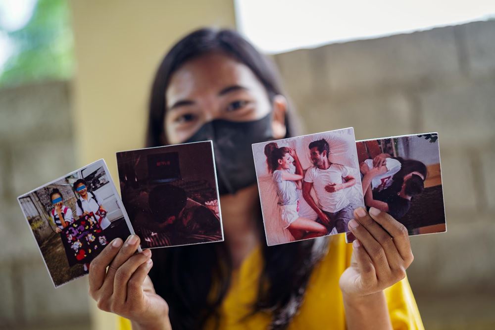 Eine Frau hält vier Fotos von Liebespaaren hoch (Quelle: Jakob Studnar) Eine Frau hält vier Fotos von Liebespaaren hoch (Quelle: Jakob Studnar)
