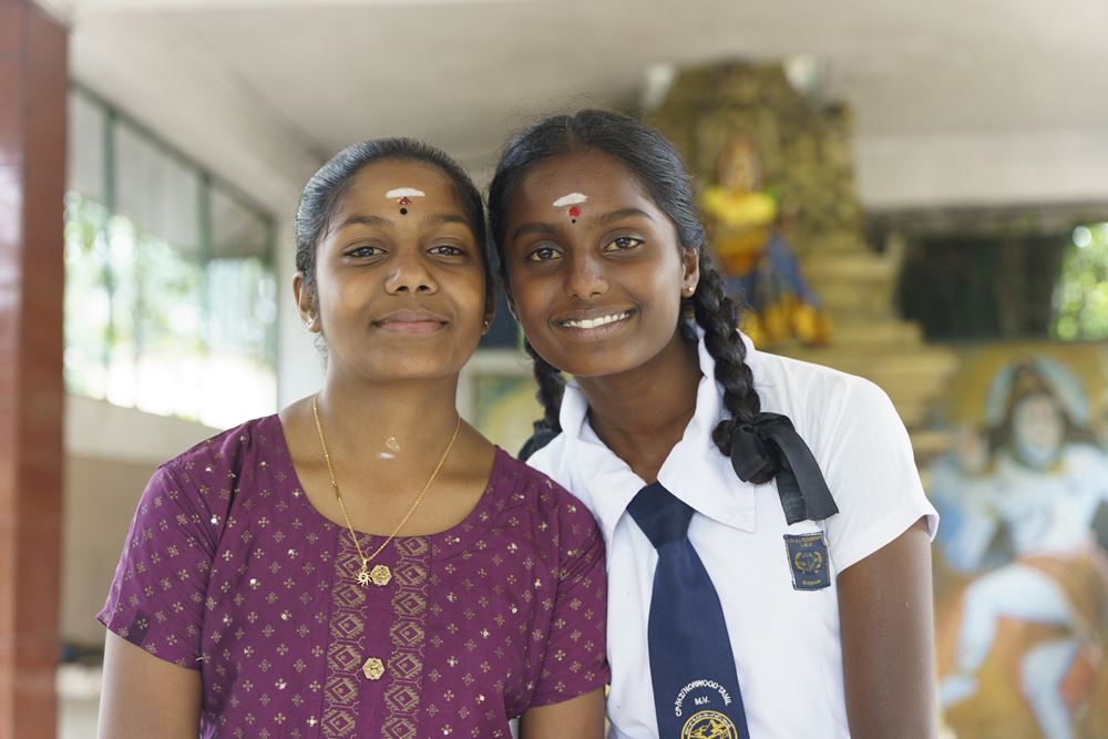 Zwei Freundinnen stehen lächelnd nebeneinander, Kopf an Kopf (Foto: Christian Nusch) Zwei Freundinnen stehen lächelnd nebeneinander, Kopf an Kopf (Foto: Christian Nusch)