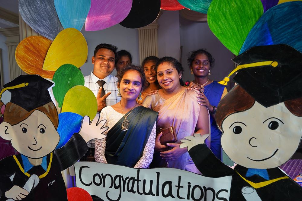 Ein Mädchen mit Schärpe und ihre Familie stehen vor dem Glücckwunschbanner (Quelle: Christian Nusch) Die Familien sind sehr stolz auf ihre Kinder, dass sie die Kurse absolviert haben (Foto: Christian Nusch)