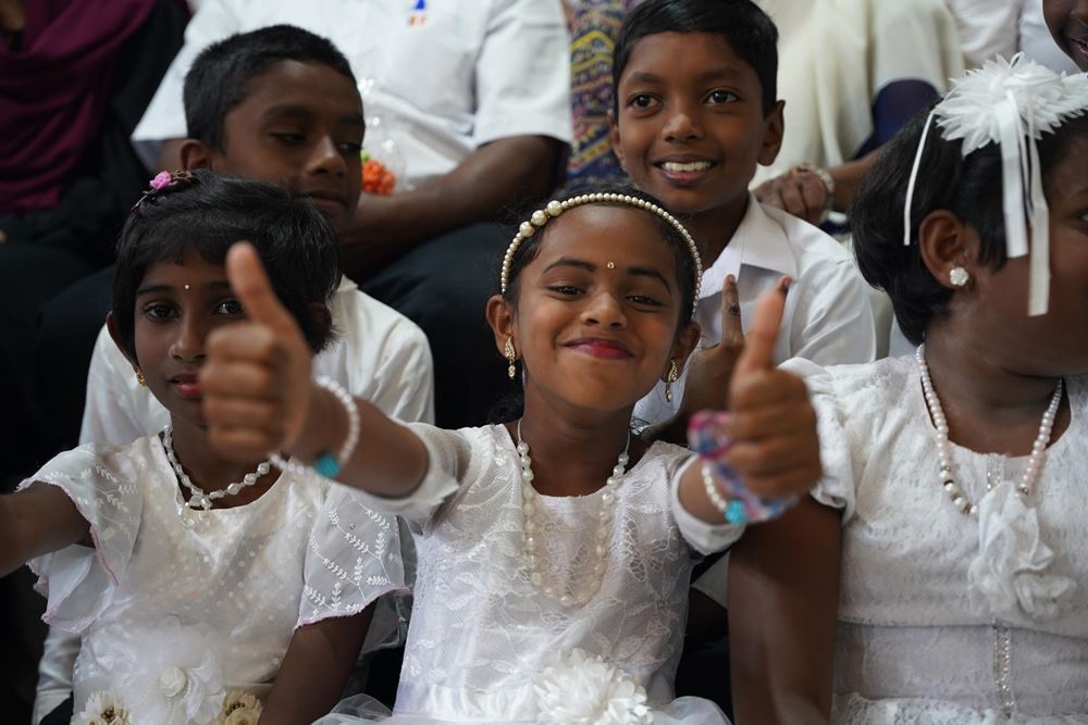 Eine Gruppe weiß gekleideter Kinder, das Mädchen hält beide Daumen noch (Quelle: Christian Nusch) "Ich hab's geschafft" – große Begeisterung bei den Kindern (Foto: Christian Nusch)