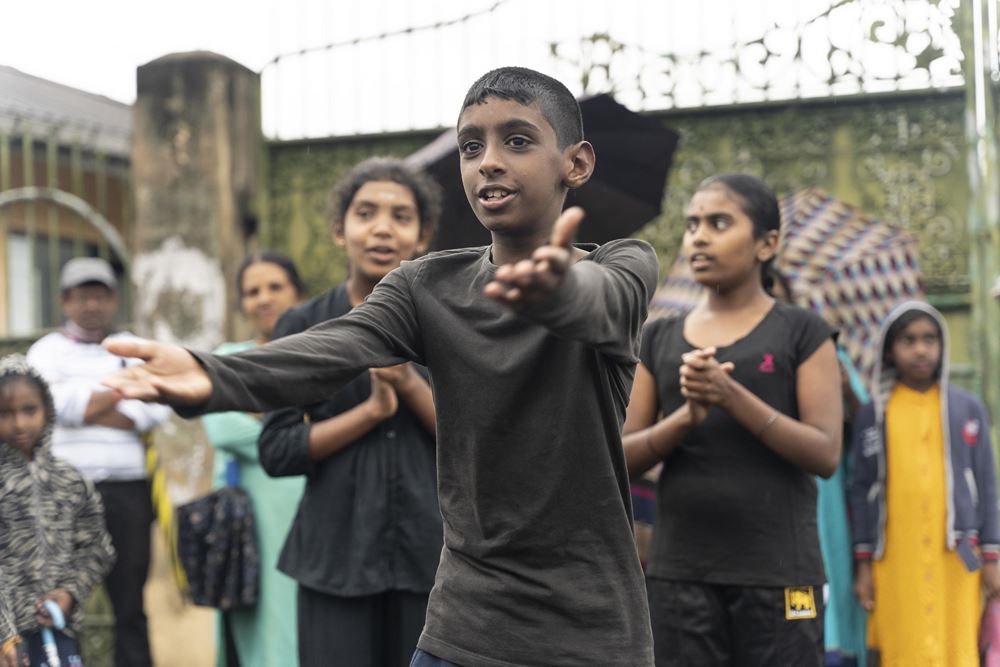 Kinder führen Straßentheater auf (Quelle: Christian Nusch) Kajan spielt mit Begeisterung beim Straßentheater mit (Foto: Christian Nusch)