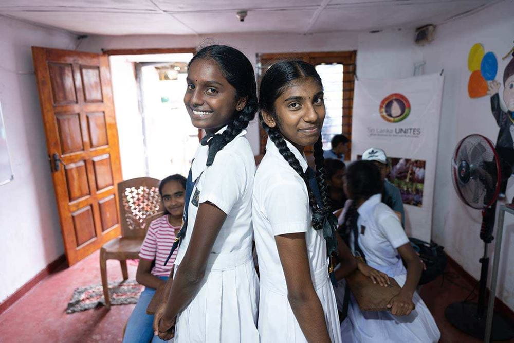 Zwei Mädchen stehen Rücken an Rücken (Quelle: Christian Nusch) Joyal und Jannet (Foto: Christian Nusch)