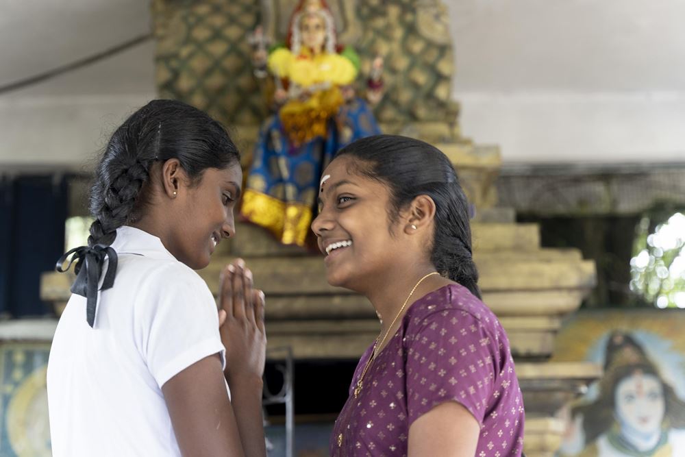 Zwei Mädchen stehen sich lachend gegenüber (Quelle: Christian Nusch) Joyal hat in Alisha eine Freundin fürs Leben gefunden (Foto: Christian Nusch)
